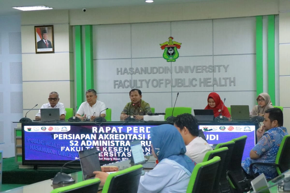 Pimpinan Fakultas Kesehatan Masyarakat Universitas Hasanuddin bersama tim task force mengikuti Rapat Perdana Persiapan Akreditasi Program Studi Magister Administrasi Rumah Sakit (MARS) yang digelar di Ruang Rapat FKM Unhas, Makassar, Selasa (7/1/2026), sebagai langkah awal menuju perolehan akreditasi unggul.